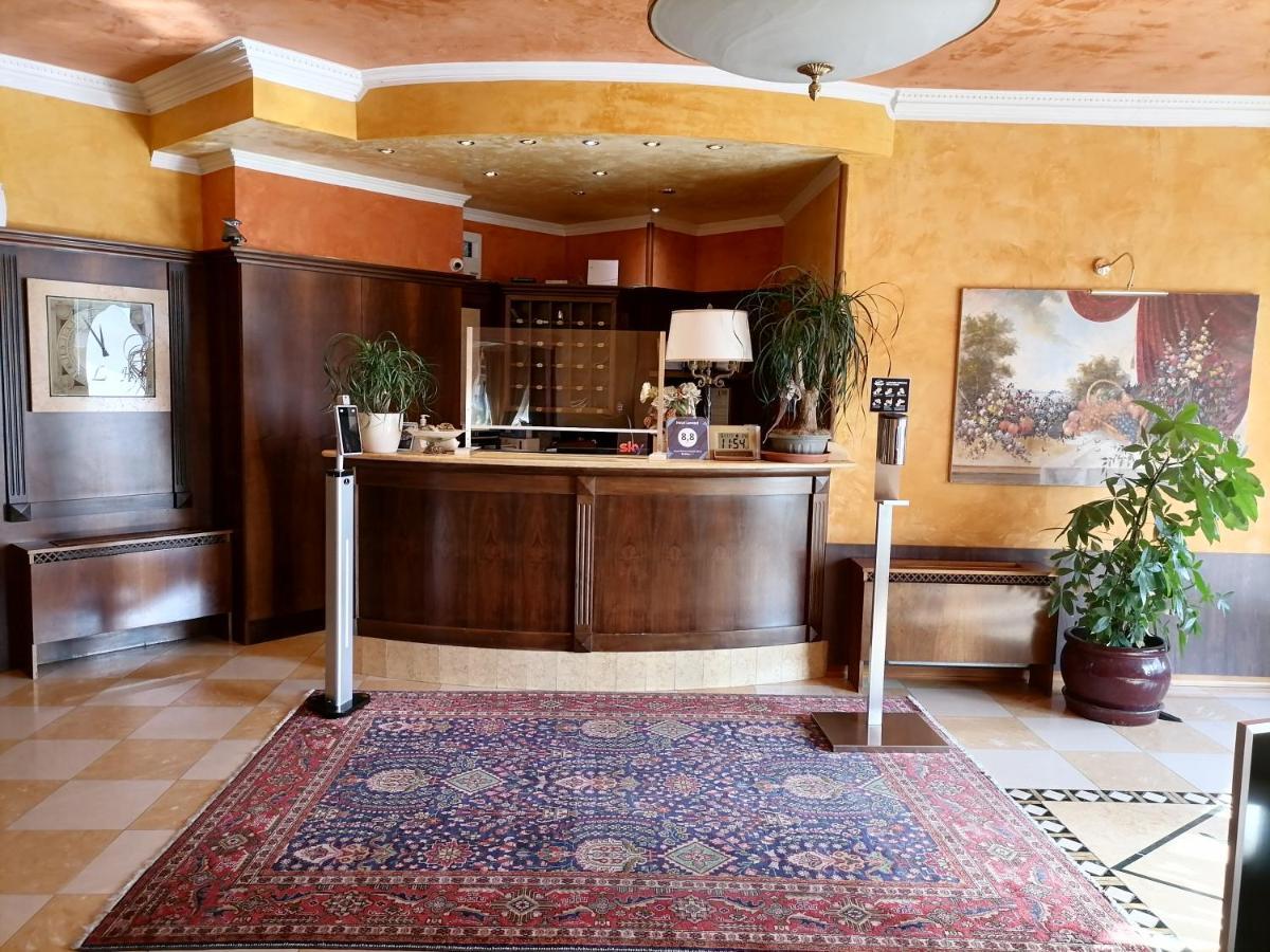 Hotel Lenotel Екстериор снимка