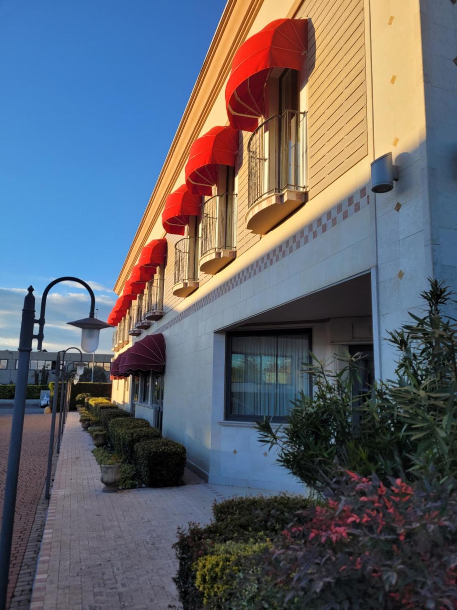 Hotel Lenotel Екстериор снимка