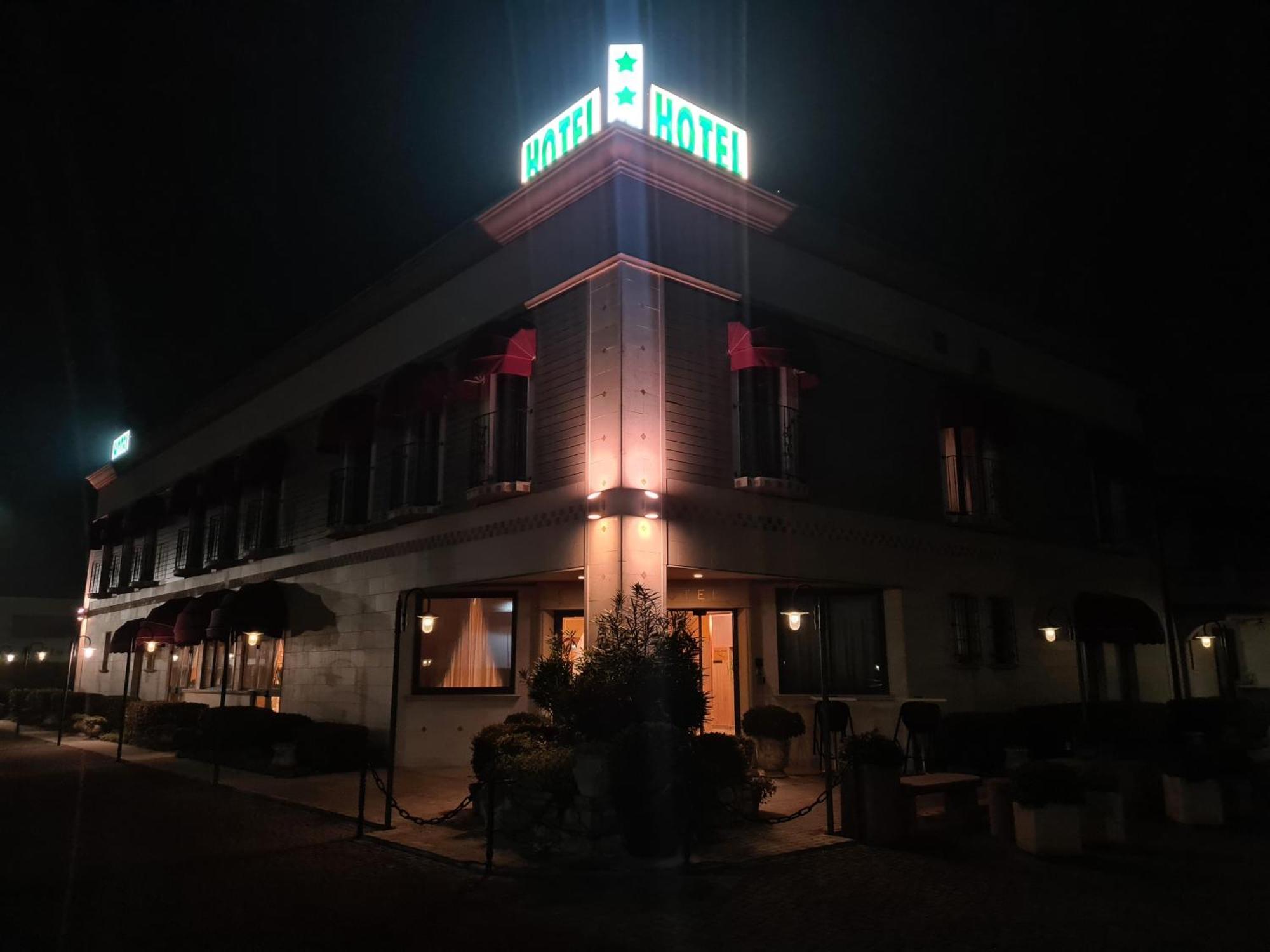 Hotel Lenotel Екстериор снимка