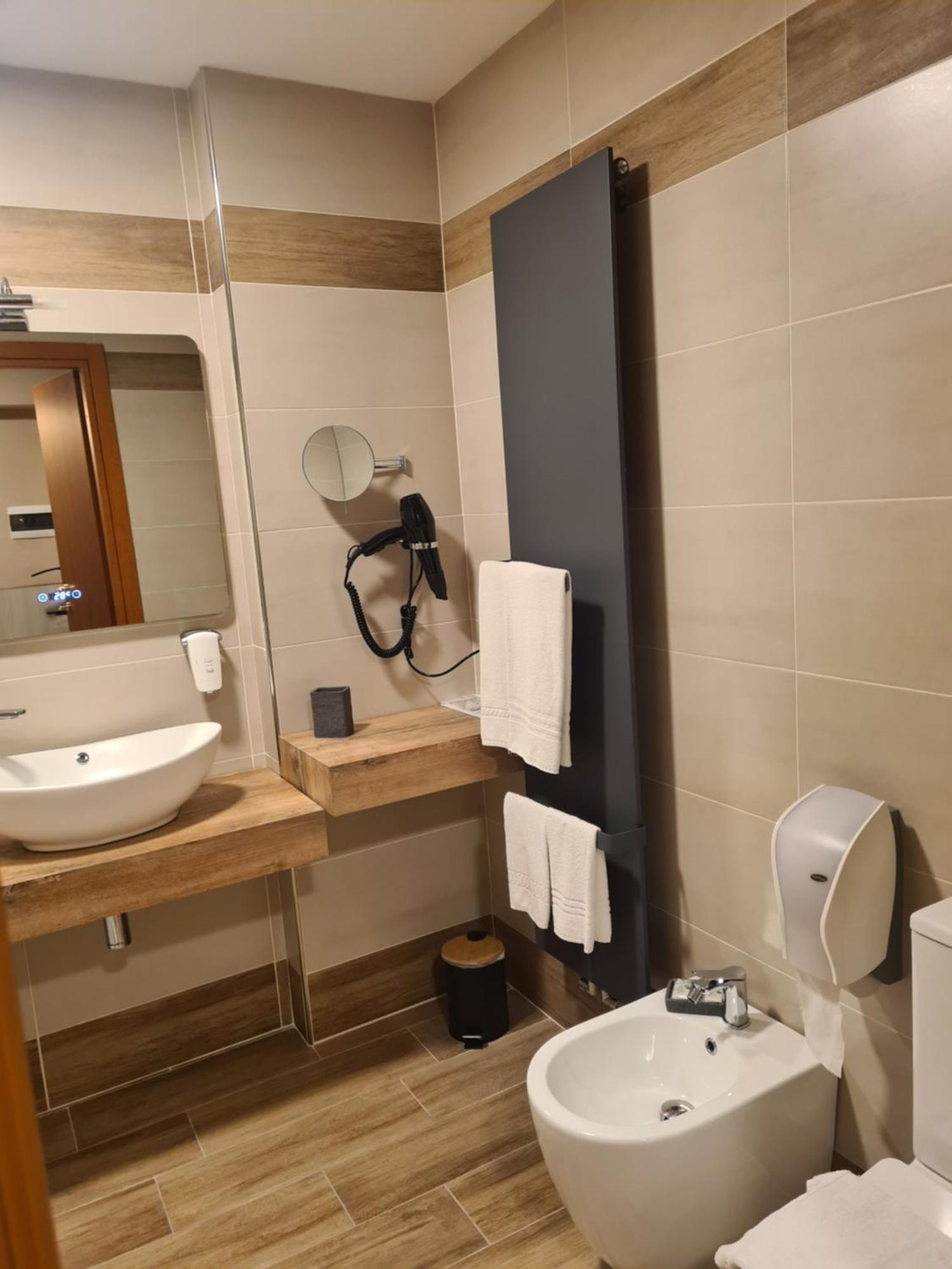 Hotel Lenotel Екстериор снимка