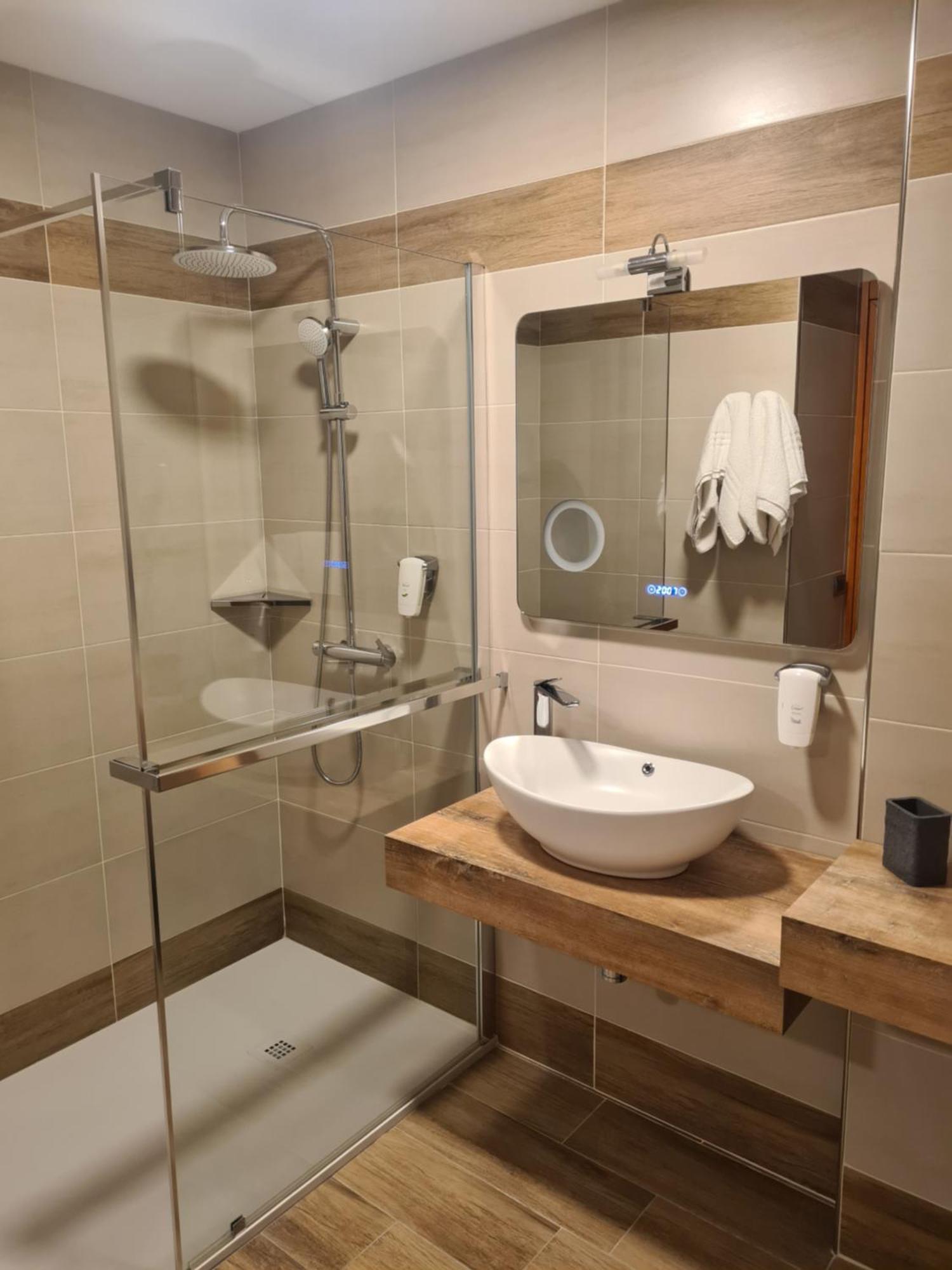Hotel Lenotel Екстериор снимка
