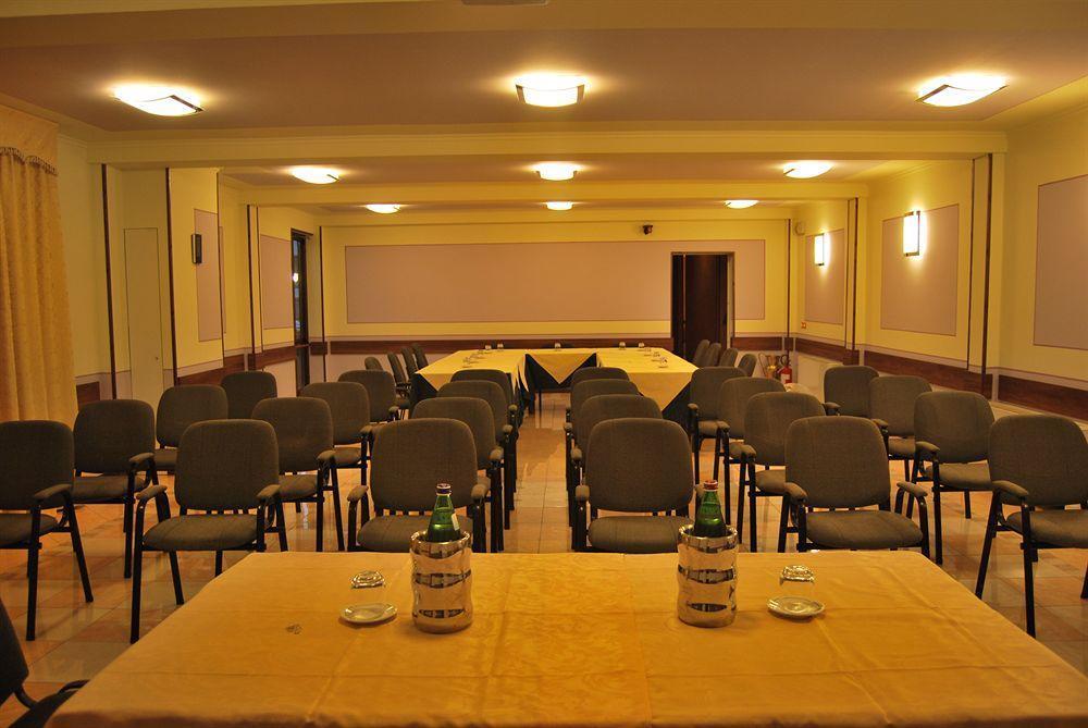 Hotel Lenotel Екстериор снимка