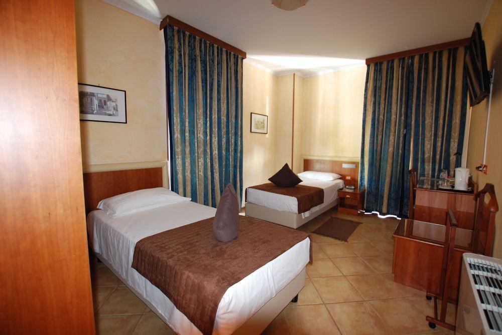 Hotel Lenotel Екстериор снимка