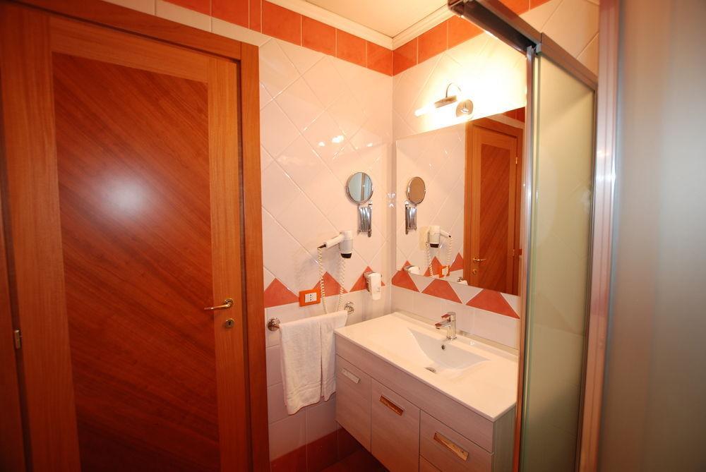 Hotel Lenotel Екстериор снимка