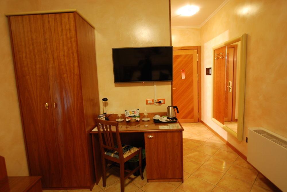 Hotel Lenotel Екстериор снимка