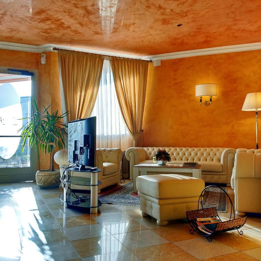 Hotel Lenotel Екстериор снимка